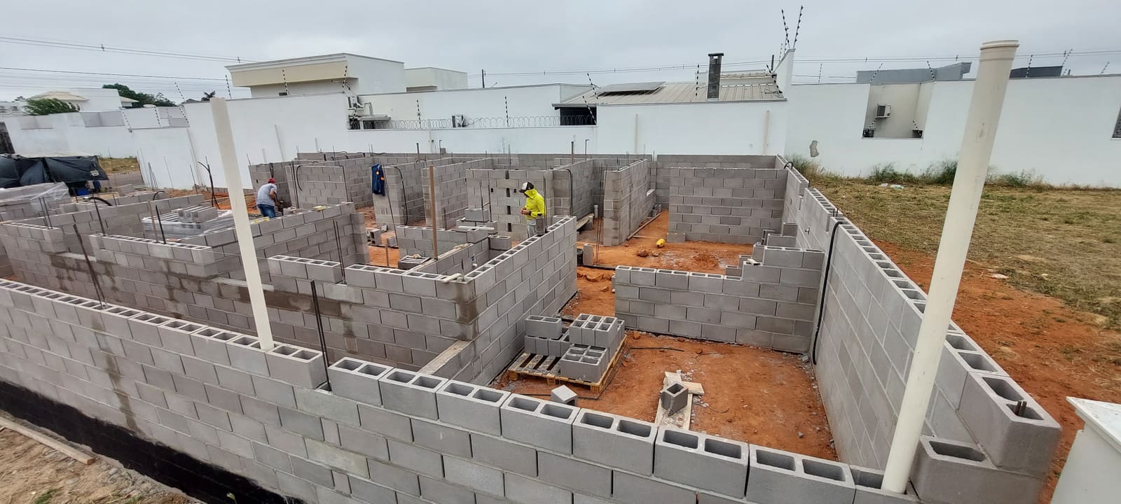 Obra real em alvenaria estrutural Hormigon, visão ampla